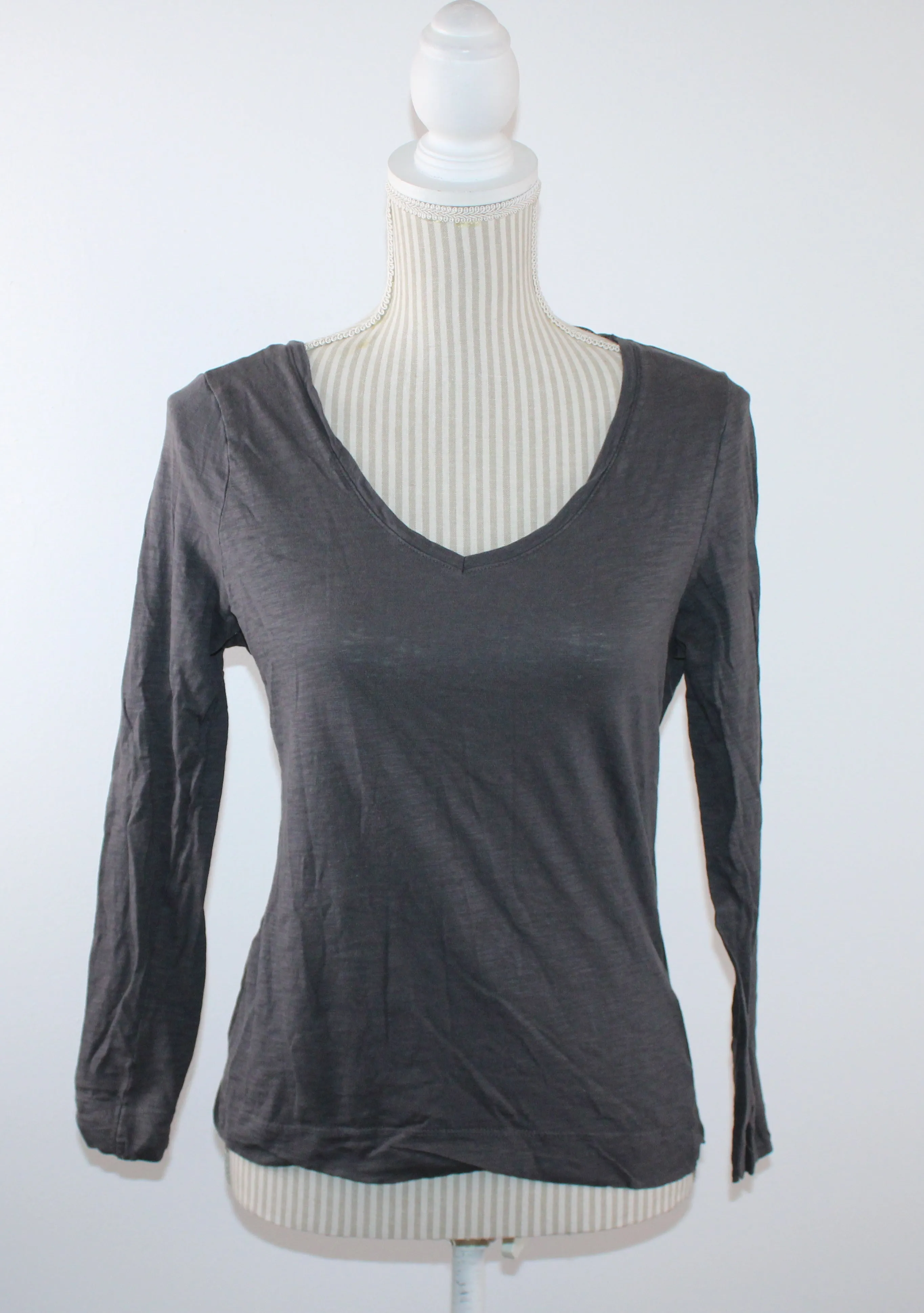 H&M GREY VNECK T SHIRT LADIES MEDIUM PRE-LOVED